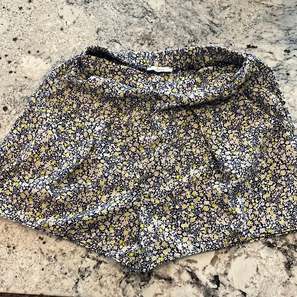 Free flow light weight print shorts with pockets